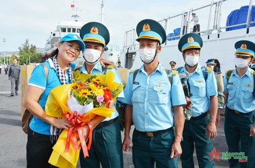 Bộ tư lệnh Vùng 4 Hải quân tiễn đoàn công tác đi thăm, chúc Tết quân và dân huyện đảo Trường Sa 
